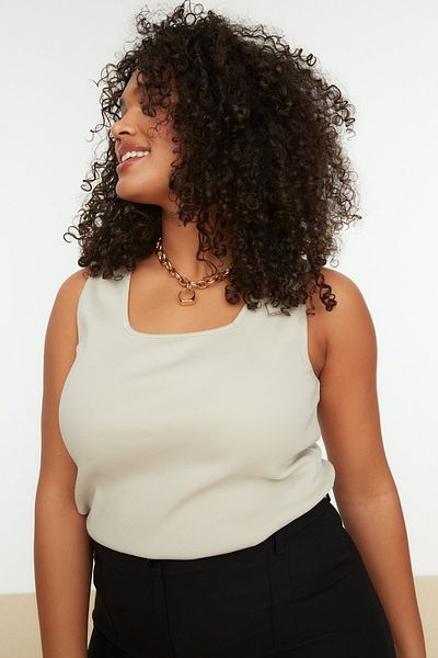 Trendyol Curve Beige Basic-Unterhemd mit geripptem, quadratischem Kragen, gestrickt, Übergröße, TBBSS22AL0011