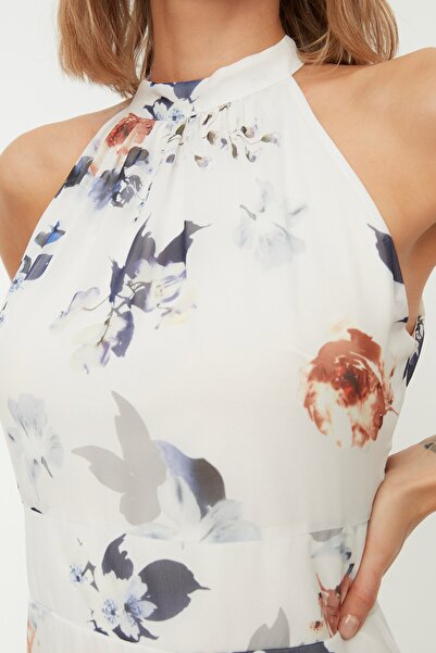 Trendyol Collection Bílé šaty s květinovým potiskem A-line Halter s výstřihem podšité midi tkané šaty TWOSS19LJ0200
