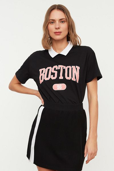 Trendyol Collection Czarna, 100% bawełna, z nadrukiem miejskim, swobodnym kroju, podstawowym, dzianinowym T-shirtem polo TWOSS21TS3424
