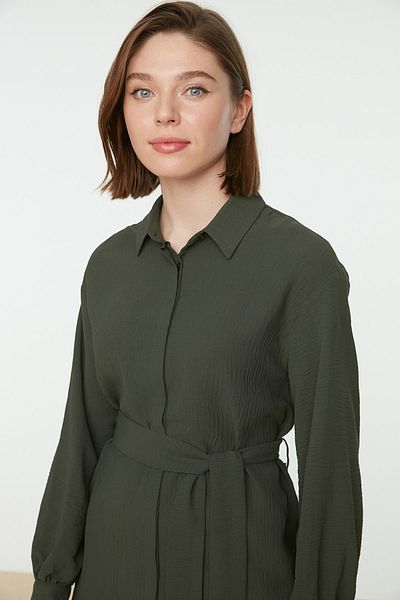 Trendyol Modest Grünes gewebtes Hemd mit Gürtel und versteckter Knopfleiste TCTSS21TN0049