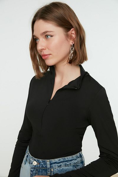 Trendyol Collection Schwarzer Strickbody mit Stehkragen und Reißverschluss und langen Ärmeln sowie flexiblem Druckknopf TWOAW21BD0070