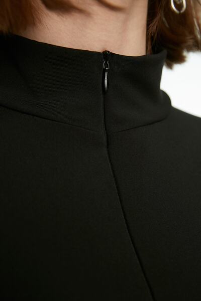 Trendyol Collection Schwarzer Strickbody mit Stehkragen und Reißverschluss und langen Ärmeln sowie flexiblem Druckknopf TWOAW21BD0070