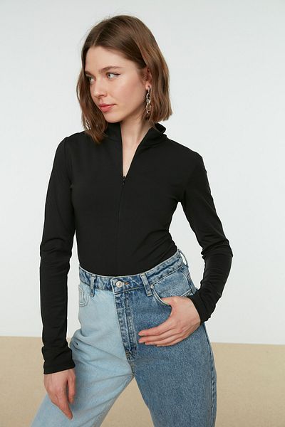 Trendyol Collection Schwarzer Strickbody mit Stehkragen und Reißverschluss und langen Ärmeln sowie flexiblem Druckknopf TWOAW21BD0070