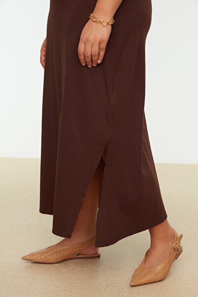 Trendyol Curve Tmavě hnědá – 100% bavlna Maxi šaty s výstřihem a rozparkem TBBSS22AH0162