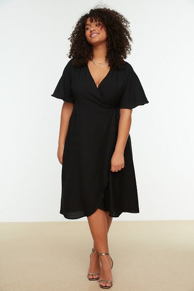 Trendyol Curve Schwarzes, schlichtes, gewebtes Midi-Wickelkleid in Übergröße TBBSS22EL1564