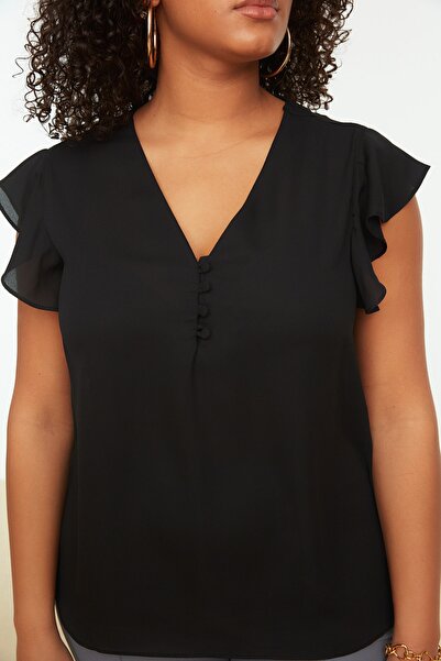 Trendyol Curve Λεπτομερής μπλούζα με μαύρο υφαντό κουμπί TBBSS22BZ0714