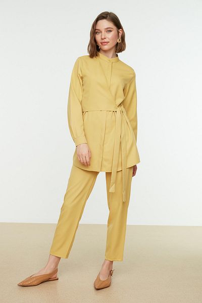Trendyol Modest طقم قميص وبنطلون منسوج ذو ياقة صفراء مزدوجة الصدر TCTSS22US0037