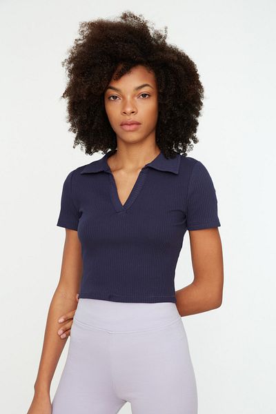 Trendyol Collection Sötétkék testhez szabott Crop Polo nyakú bordázott, rugalmas kötött blúz TWOSS21BZ0038