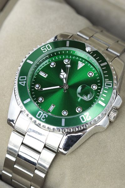 Leerybee Silver Color Steel Strap Men's Wristwatch