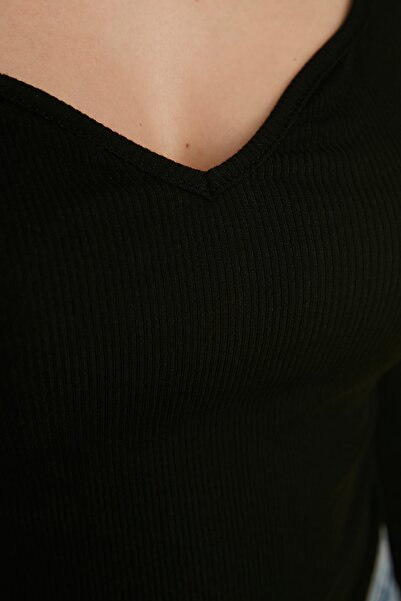 Kolekcia Trendyol Čierny srdiečkový golier s dlhým rukávom, rebrovaný, elastický, zapínaný, pletené telo TWOAW22BD0018