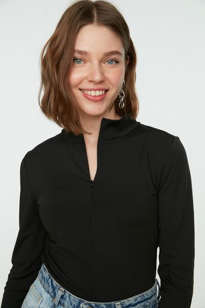 Trendyol Collection Schwarzer Strickbody mit Stehkragen und Reißverschluss und langen Ärmeln sowie flexiblem Druckknopf TWOAW21BD0070
