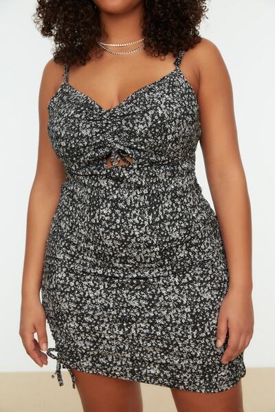 Trendyol Curve Detailné čierne pletené letné šaty s kvetinovým vzorom - TBBSS22AH0142