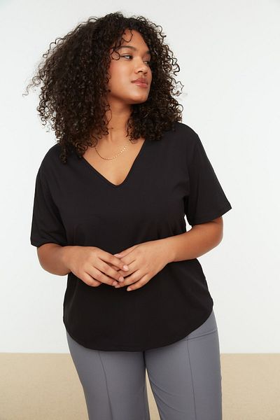 Trendyol Curve Schwarzes Basic-T-Shirt mit V-Ausschnitt, 100 % Baumwolle – TBBSS22BF0028
