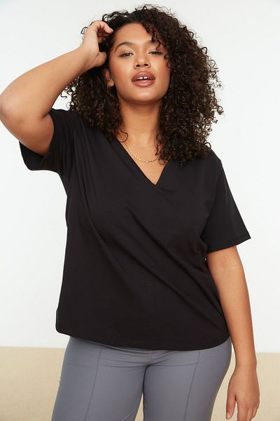 Trendyol Curve Schwarzes Basic-T-Shirt mit V-Ausschnitt, 100 % Baumwolle – TBBSS22BF0028