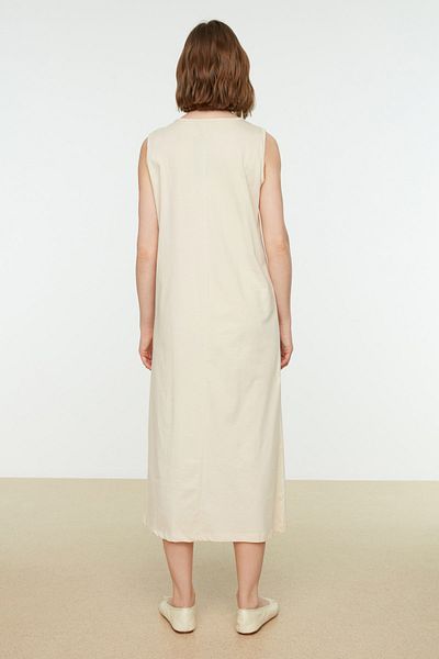 Trendyol Modest Beiges, langes, gefüttertes Dessous-Kleid – ärmellos TCTSS21UK0034