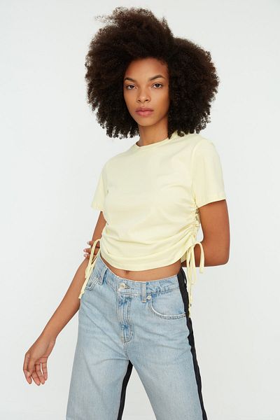 Trendyol Collection Gelbes Basic-Strick-T-Shirt mit Rundhalsausschnitt aus 100 % Baumwolle mit Rüschen und Details TWOSS21TS0131