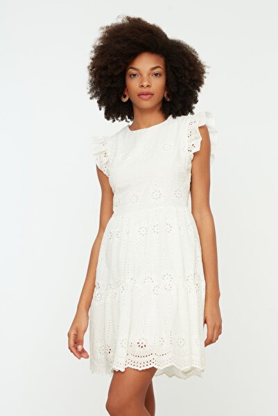 Kolekcia Trendyol Ecru mini tkané lemované volánikové šaty do pása TWOSS21EL2641