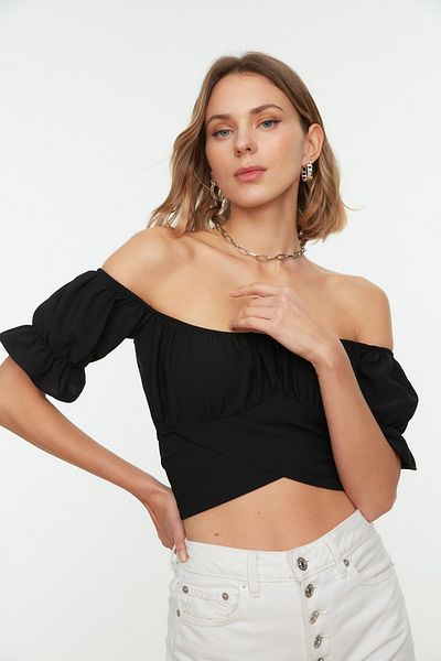 Trendyol Collection Schwarze, detaillierte Carmen-Kragen-Webbluse mit Krawatte TWOSS21BZ0797