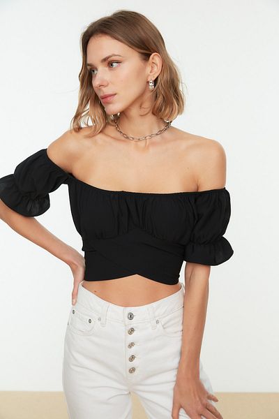 Trendyol Collection Schwarze, detaillierte Carmen-Kragen-Webbluse mit Krawatte TWOSS21BZ0797