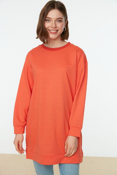 Trendyol Modest Korallenfarbenes Basic-Strick-Sweatshirt mit Rundhalsausschnitt und Schlitz und detailliertem Ausschnitt TCTAW22TW0138
