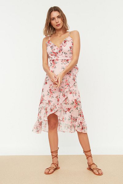 Trendyol Collection Puderfarbenes, zweireihiges, gewebtes Midikleid aus Chiffon mit Blumendruck, Rüschendetail und Trägern TWOSS19EL0375