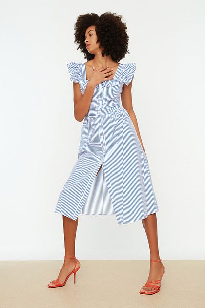 Trendyol Collection Blaues, gestreiftes Midi-Hemdkleid aus gewebtem Stoff mit Rüschenkragen TWOSS21EL1306