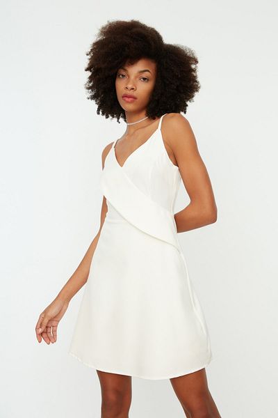 Trendyol Collection Bílé áčkové ramínka s výstřihem do V a poskakující mini tkané šaty TWOSS20EL1123