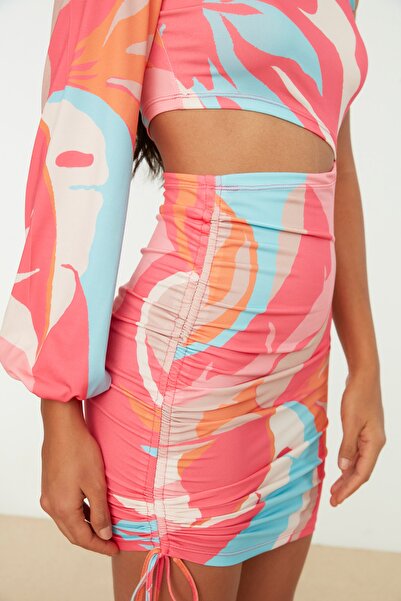 Trendyol Collection Rövid kötött estélyi ruha színes ablakrészlettel - TPRSS21EL0179