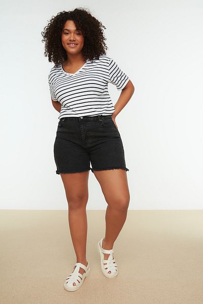 Trendyol Curve Große Größen in Shorts & Bermudashorts - Schwarz - Mittlerer Bund