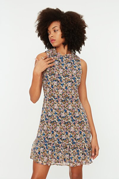 Trendyol Collection Tkana sukienka z falbaną w kolorze ecru TWOSS20EL0681