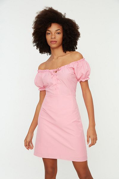 Trendyol Collection Rosa Minikleid mit Madonna-Kragen – gefüttert, gewebt, sitzender Körper TWOSS20EL2206