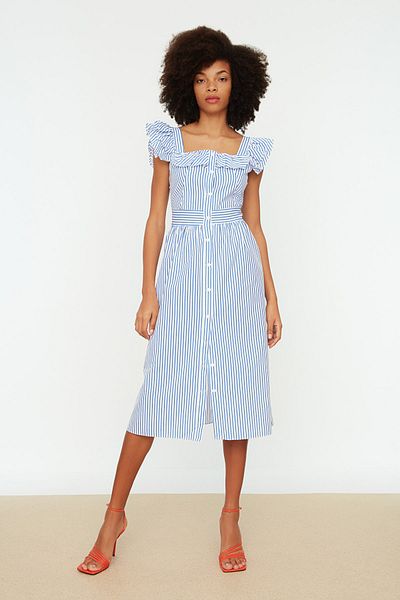 Trendyol Collection Blaues, gestreiftes Midi-Hemdkleid aus gewebtem Stoff mit Rüschenkragen TWOSS21EL1306