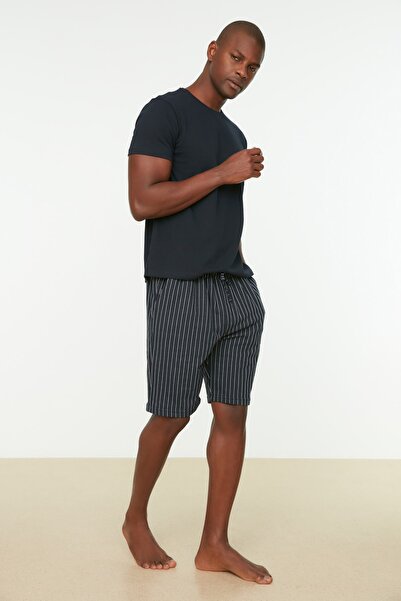 Trendyol Collection Sötétkék, normál alsóhoz illeszkedő csíkos pizsama szett rövidnadrággal TMNSS22EM0013