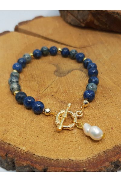 Suerte Accessories سوار من الحجر الطبيعي بتصميم خاص مصنوع يدويًا من اللازورد مع قفل بحار ذهبي من لؤلؤ مايوركا