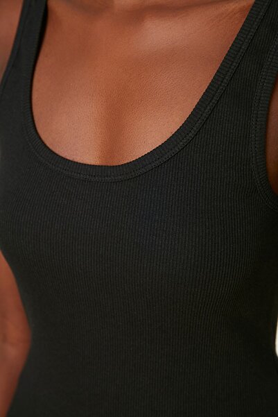 Trendyol Collection Czarny, dopasowany, prążkowany, dzianinowy podkoszulek z dekoltem w kształcie basenu TWOSS22AL0042