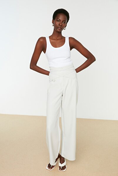 Trendyol Collection Biały dopasowany/dopasowany kołnierzyk przy basenie Prążkowany elastyczny podkoszulek z dzianiny TWOSS22AL0042