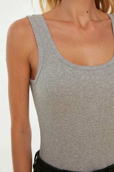Trendyol Collection Pletené tílko s flexibilním žebrovaným šedým melanžem - bazénový límec, sedící na těle TWOSS22AL0042