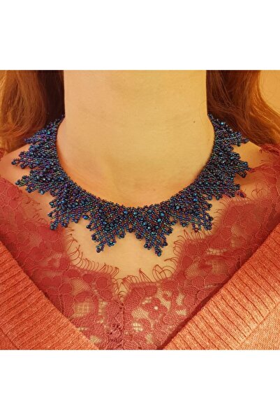 Handmade By HLY قلادة بتصميم مطرز بحجر كريستال أزرق عتيق مصنوع يدويًا