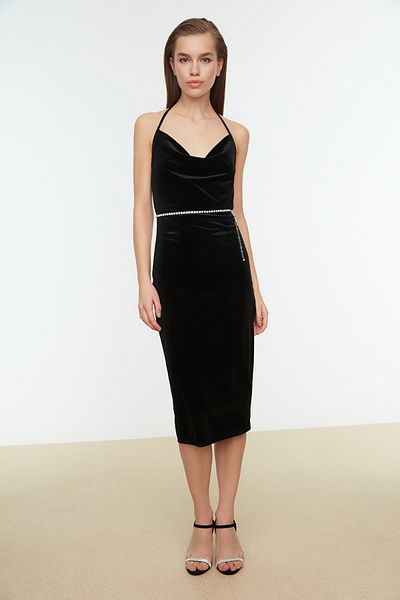 Trendyol Collection Schwarzes Abendkleid aus Samt mit Trägern TPRAW20EL1441
