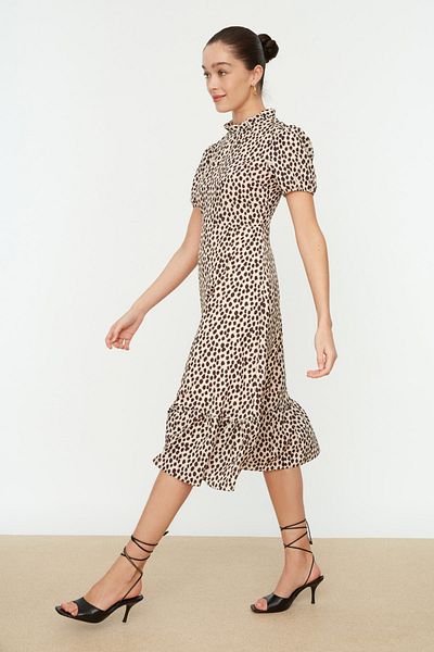 Trendyol Collection Cremefarbenes A-Linien-Midikleid mit Volant und Animalprint - TWOSS20EL0894
