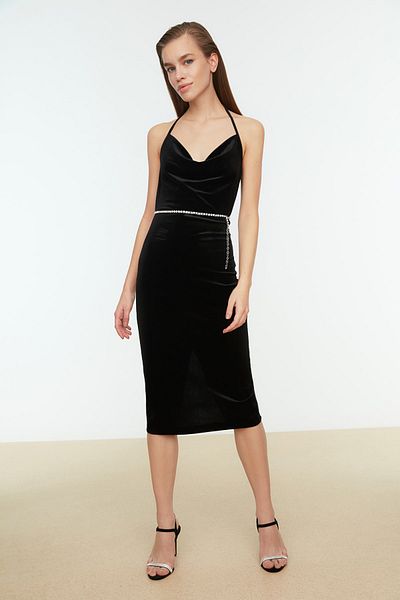 Trendyol Collection Schwarzes Abendkleid aus Samt mit Trägern TPRAW20EL1441