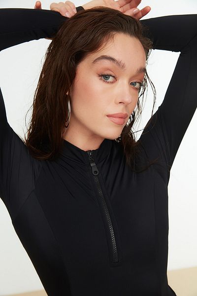 Trendyol Collection Schwarzer, tief ausgeschnittener, langärmliger Surf-Badeanzug am Rücken TBESS21MA0051