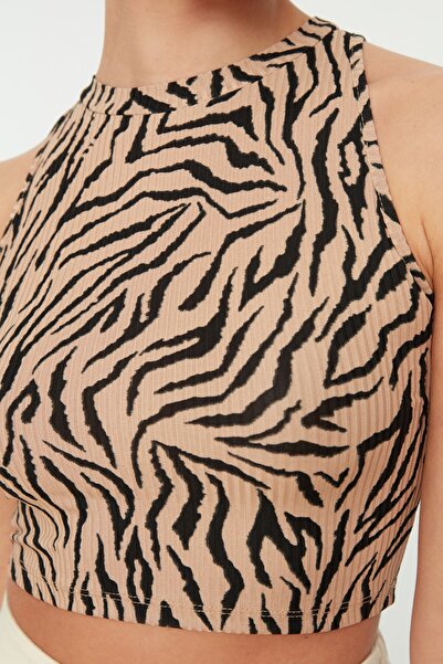 Trendyol Collection Velbloudí zvíře Potištěná ohlávka s výstřihem natažená pletená halenka TWOSS22BZ0879