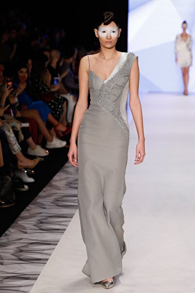 Özlem Erkan Metalik Dokulu Organze Abiye Gece Elbisesi