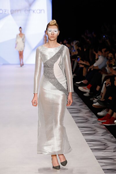 Özlem Erkan Metalik Dokulu Organze Abiye Gece Elbisesi