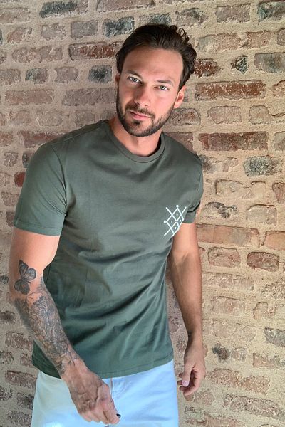 Trendyol Collection Khakifarbenes, bedrucktes T-Shirt mit Rundhalsausschnitt und kurzen Ärmeln in normaler Passform - TMNSS20TS0984