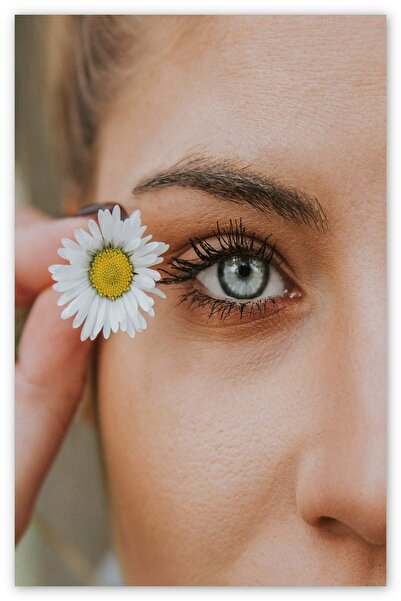 Cakatablo Ahşap Tablo Yeşil Gözlü Kadın Ve Beyaz Papatya (50x70 Cm Boyut)