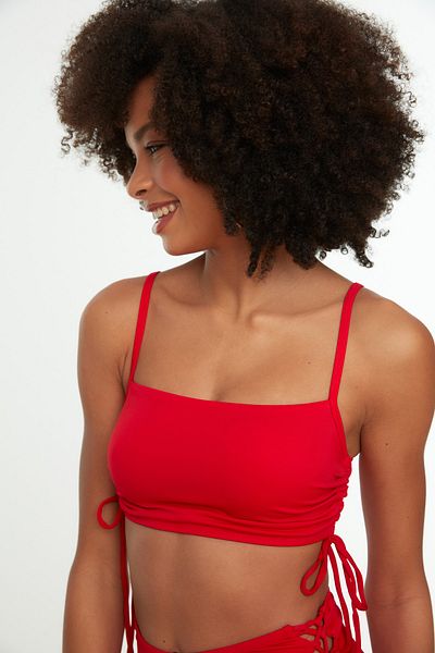 Trendyol Collection Rotes trägerloses Tunnel-Bikinioberteil TBESS22BU0046