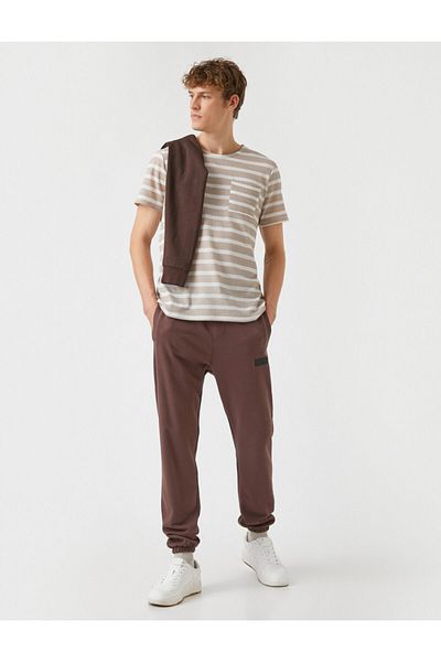 Koton Basic-T-Shirt mit gestreiften Taschen