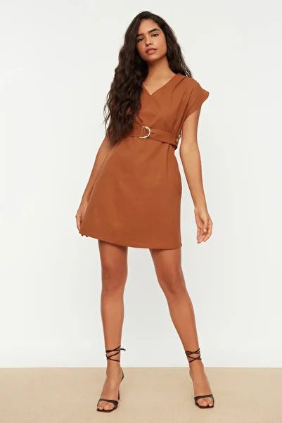 Trendyol Collection Тъкана рокля с камилски колан TWOSS22EL0786
